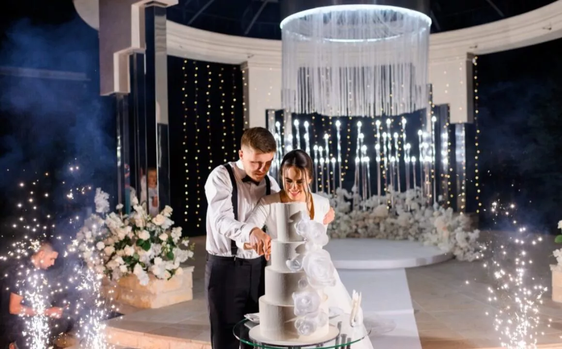 Tort weselny z fontannami iskier