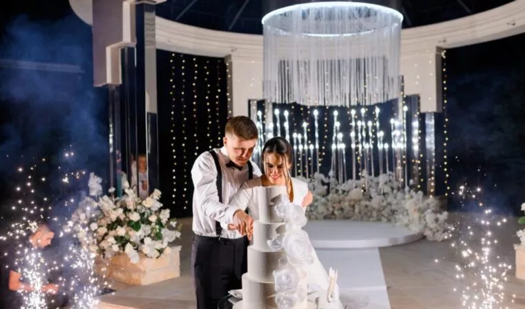 Tort weselny z fontannami iskier