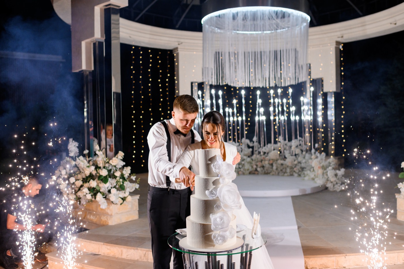 Tort weselny z fontannami iskier
